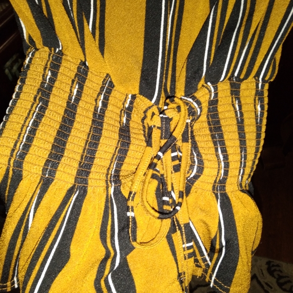 Beautiful cinched top - Picture 2 of 4